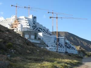 Bauruine eines Hotel am Playa Algarrobico