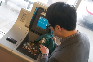 Rund 750 Dollar hat die Kleingeldsammlung von Andy Lee eingebracht. Allerdings hat sich die Bank 8 % Gebühren für den Umtausch der Münzen in Scheine eingesackt.
